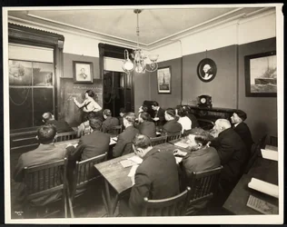 Amerikanisierungsklasse in der Rodeph Sholom Sisterhood, 157 East 94th Street, New York, 1920 (Silbergelatineabzug)